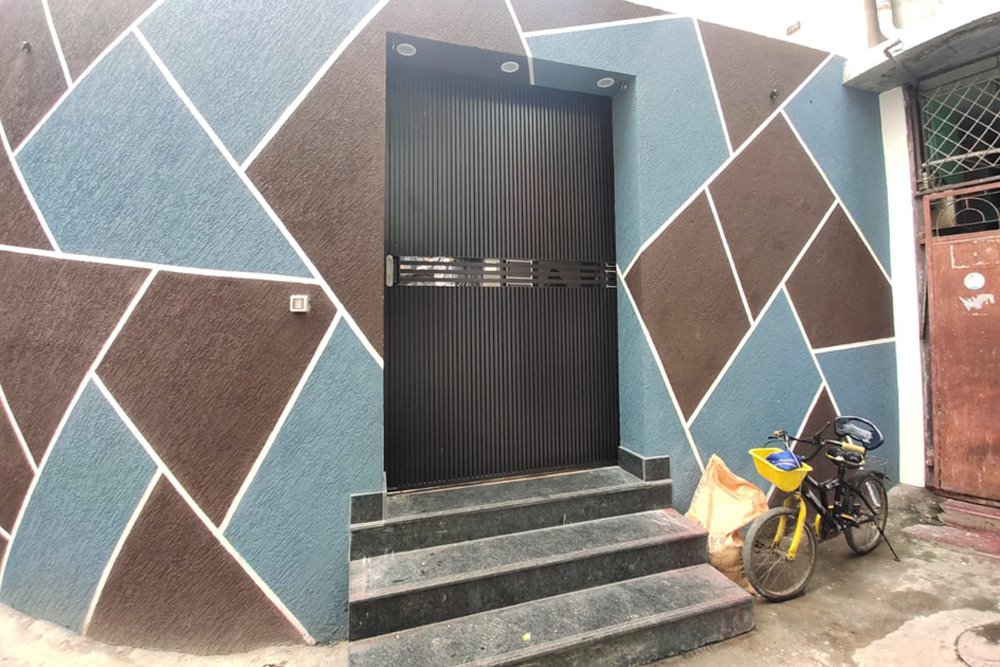 aluminium-hanging-gate-fluted-panel-gate.webp